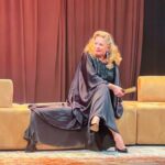 Vera Fischer Instagram - . 🍷🎉 Carnaval com a Carmona!🐍 Tem Veneno e alegria no 🎭 @teatrorenaissance hoje viu? . Sextas às 21h | Sábados às 19h | Domingos às 17h Ingressos: link na Bio✨ . #quandoeuformaequeroamardessejeito #verafischerindica Teatro Renaissance