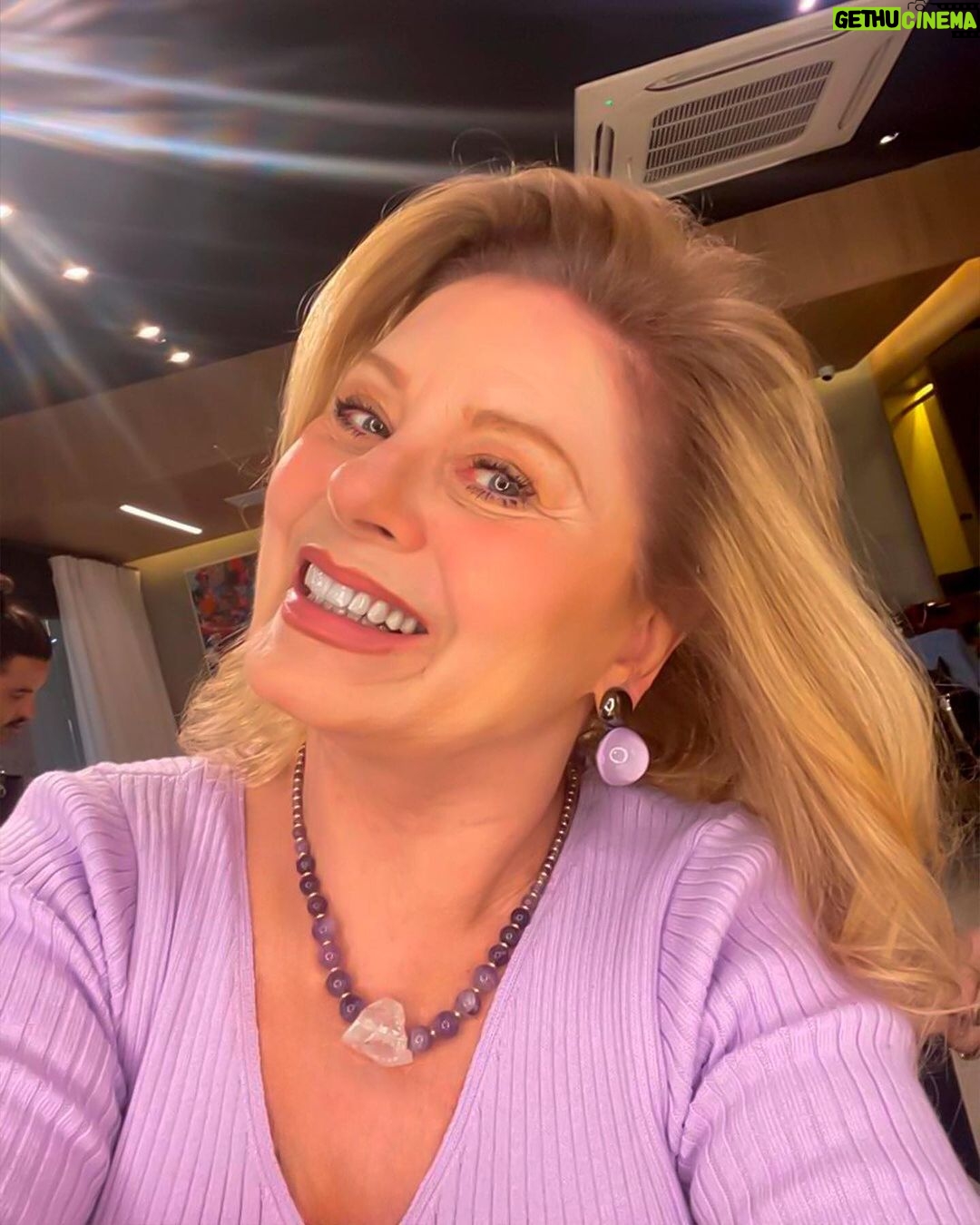 Vera Fischer Instagram - . 💜 Amores 💜 Cabelos mais curtos e um tom de loiro diferente 💇🏼♀️ By @costatto of course! Gostaram? Boa semana Sua 🌸 Vera Rio de Janeiro, Rio de Janeiro