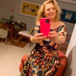 Vera Fischer Instagram - . Meus queridos 🌹 Se você procurar o amor em busca do que ele puder lhe oferecer, ele vai se esconder. Se pedir para o amor chegar porque agora está preparado, ele não vai parar na sua porta. ♥️O amor é como um convidado que chega sem convite. ♥️O amor virá quando ele quiser. O amor irá embora quando você pedir muito dele. Haemin Sunim ✍️ 📘🍂🥀🍁🥀💔 AS COISAS QUE VOCÊ SÓ VÊ QUANDO DESACELERA 🌹Lindo domingo pra todos Sua Vera 🌹