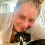 Vera Fischer Instagram - . Sextou ❤️ Com 🐈‍⬛ Aisha Com 🐈Yuki 🐾❣️🐾❣️🐾❣️🐾❣️🐾❣️🐾 Os meus amores peludinhos 🫠 Nada mais puro e lindo que o amor dos nossos pets Uma sexta feira bemmm gostosa e cheia de graça pra vcs 🫶 Sua hummm hoje, Veroca 😉 . #adote #pets #alegria# vida
