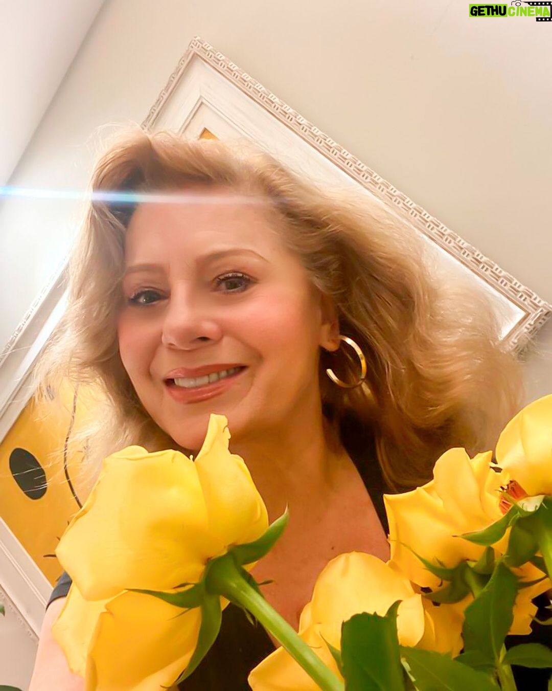 Vera Fischer Instagram - . Queridos ππΌπ«ππΌπ«ππΌπ«ππΌπ« Voltando Γ vida cotidiana depois do natal, mas sempre com flores, pela beleza, pelo perfume e pela ternura. SΓ£o pra vcs π Uma linda terΓ§a-feira pra todos π€Sua Vera