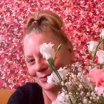 Vera Fischer Instagram - . 🩷Amores 🩷 Terça de carnaval só de rosa 💖 Antes da peça sem make, depois da peça com make . 💗💄👁️💗 Bom carnaval pra quem tá na folia 🙌🏼 e bom carnaval pra quem prefere se recolher 🙌🏾 Muchos Besitos dessa sua 😙 🌸Vera