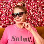 Vera Fischer Instagram - . 🩷Amores 🩷 Terça de carnaval só de rosa 💖 Antes da peça sem make, depois da peça com make . 💗💄👁️💗 Bom carnaval pra quem tá na folia 🙌🏼 e bom carnaval pra quem prefere se recolher 🙌🏾 Muchos Besitos dessa sua 😙 🌸Vera