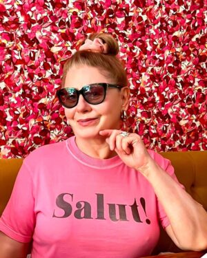 Vera Fischer Instagram - .
🩷Amores 🩷
Terça de carnaval só de rosa 💖
Antes da peça sem make, depois da peça com make . 
💗💄👁️💗
Bom carnaval pra quem tá na folia 🙌🏼 e bom carnaval pra quem prefere se recolher 🙌🏾
Muchos Besitos dessa sua 😙
🌸Vera