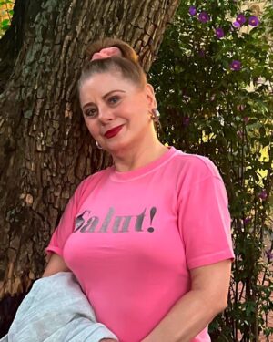 Vera Fischer Instagram - .
🩷Amores 🩷
Terça de carnaval só de rosa 💖
Antes da peça sem make, depois da peça com make . 
💗💄👁️💗
Bom carnaval pra quem tá na folia 🙌🏼 e bom carnaval pra quem prefere se recolher 🙌🏾
Muchos Besitos dessa sua 😙
🌸Vera
