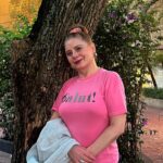 Vera Fischer Instagram - . 🩷Amores 🩷 Terça de carnaval só de rosa 💖 Antes da peça sem make, depois da peça com make . 💗💄👁️💗 Bom carnaval pra quem tá na folia 🙌🏼 e bom carnaval pra quem prefere se recolher 🙌🏾 Muchos Besitos dessa sua 😙 🌸Vera
