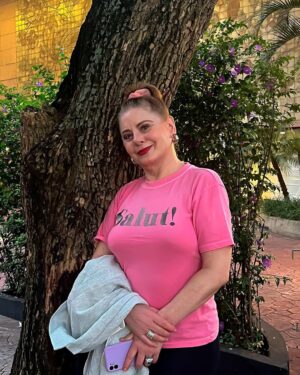 Vera Fischer Instagram - .
🩷Amores 🩷
Terça de carnaval só de rosa 💖
Antes da peça sem make, depois da peça com make . 
💗💄👁️💗
Bom carnaval pra quem tá na folia 🙌🏼 e bom carnaval pra quem prefere se recolher 🙌🏾
Muchos Besitos dessa sua 😙
🌸Vera