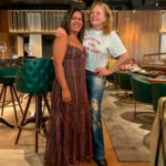 Vera Fischer Instagram - . 🤍Amores 🤎 Hoje é dia de homenagear à querida Tiane @tianesilv ❤️ nossa gloriosa camareira de #quandoeuformãequeroamardessejeito , que também é responsável pela montagem do cenário, veste os atores na velocidade da luz 💥 ajuda no som e faz coisas incríveis dentro de uma companhia de teatro 🎭 Tiane é genial! Hoje é seu aniversário 👏🏼👏🏽 e desejo o melhor dos mundos 🌎com saúde, paz, amor e felicidade e mais e mais 🎉🎂🥂🎈🎈🎊 minha amiga. Obrigada pela sua dedicação ao teatro. E ❤️obrigada a todos os nossos companheiros nessa peça 🙌🏼 Beijos beijos Dessa sua 😘❣️Vera