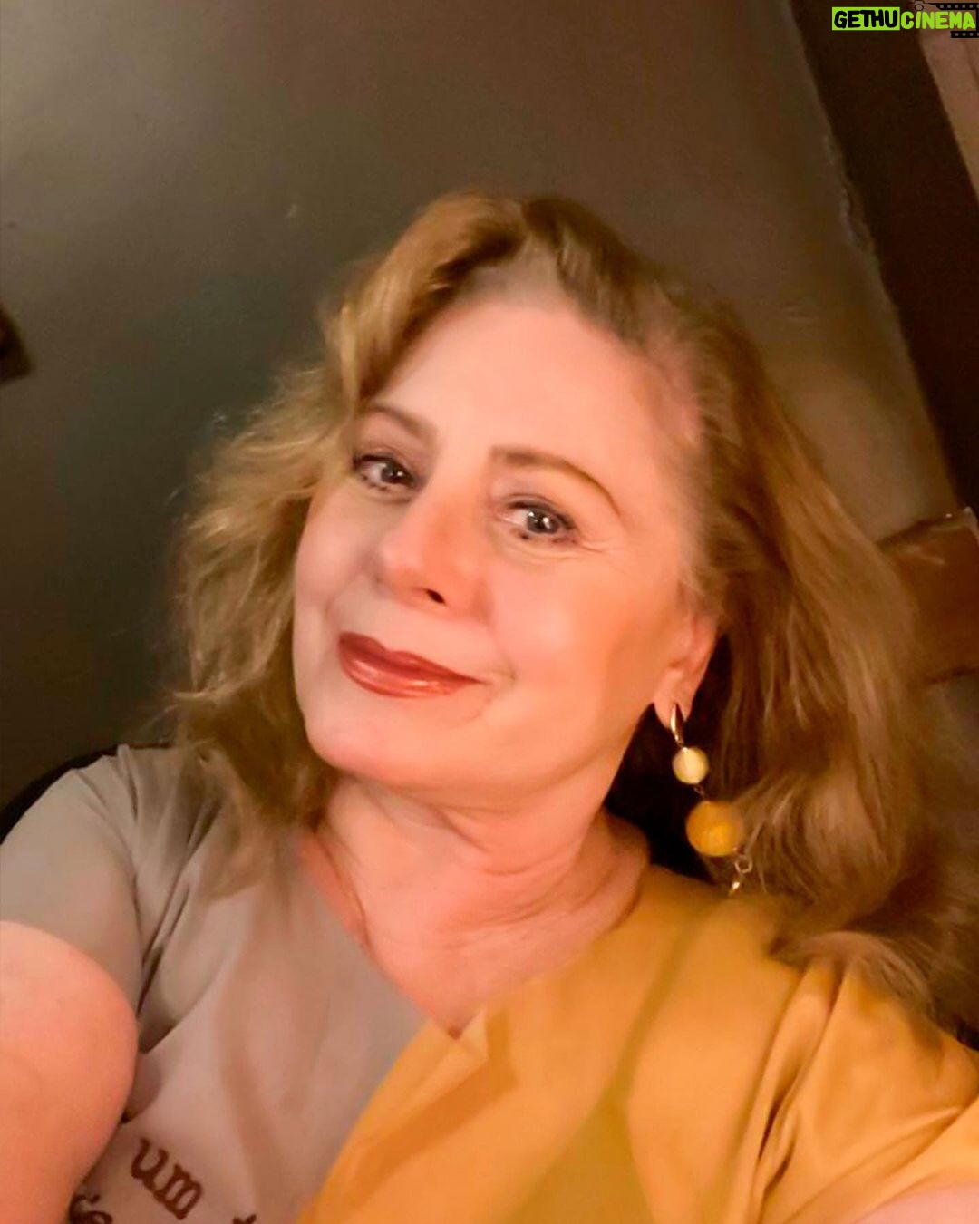 Vera Fischer Instagram - . 💛Amados 💛 O trabalho fica mais gostoso 🎭 quando vc pode se reunir com sua galera num restaurante delicioso 🥗🥩🧀🥖🍷e ser super bem recebido e curtir a noite . Muito obrigada @chezamis.bistro 💫🥰💫 Uma terça-feira cheia de encanto e graça pra todos 🫶 Uma beijoka da sua 🌼 Vera