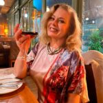Vera Fischer Instagram - . ✨🍷 IN VINO VERITAS✨ Uma deliciosa terça-feira pra todos Beijos 🍇 Com gostinho de uva Sua Vera