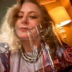 Vera Fischer Instagram - . ✨🍷 IN VINO VERITAS✨ Uma deliciosa terça-feira pra todos Beijos 🍇 Com gostinho de uva Sua Vera