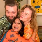Vera Fischer Instagram - . 🧡🎄🧡🎄🧡🎄🧡🎄 Meus queridos A noite de Natal foi bonita demais 🙌 cheia de amor, de alegria e ternura. 🐈🌠🐈‍⬛💫🥂🎁 Feliz Natal ! 😘 Sua Vera