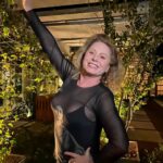 Vera Fischer Instagram - . 🌿Queridos 🌿 Vamos voltar à brincadeirinha de “quem adivinha onde estou”? 😜 Dou 4 opções: Shopping 🏤 Restaurante 🍽️ Casa de amigos 👯‍♂️ Hotel 🏨 Quem acertar ganha uma mordidinha no nariz 😁 Bora lá? Beijusss e boa quarta-feira Dessa sempre sua 💚 Vera
