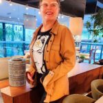 Vera Fischer Instagram - . 💗 Meus amores 💕 🏡 Vocês tem perguntado sobre a casa nova e quero contar pra vocês sobre a Meire. 👷🏻‍♀️Ela é engenheira e tem uma empresa que faz projetos e execução de obras🪚🏗️🛠️🚜. Juntamos 💡o nosso bom gosto e o talento dela para pensarmos juntas esse meu novo apartamento. 🪞🖼️🛌🧸Visitamos lojas, escolhemos coisas, foi uma experiencia muito legal! 🛍️🛒🎀 Obrigada querida. Que o @grupomaiisconstrutora continue a construção de outros lugares bons de viver! Uma ótima terça-feira pra todos Sua 🐆 Vera