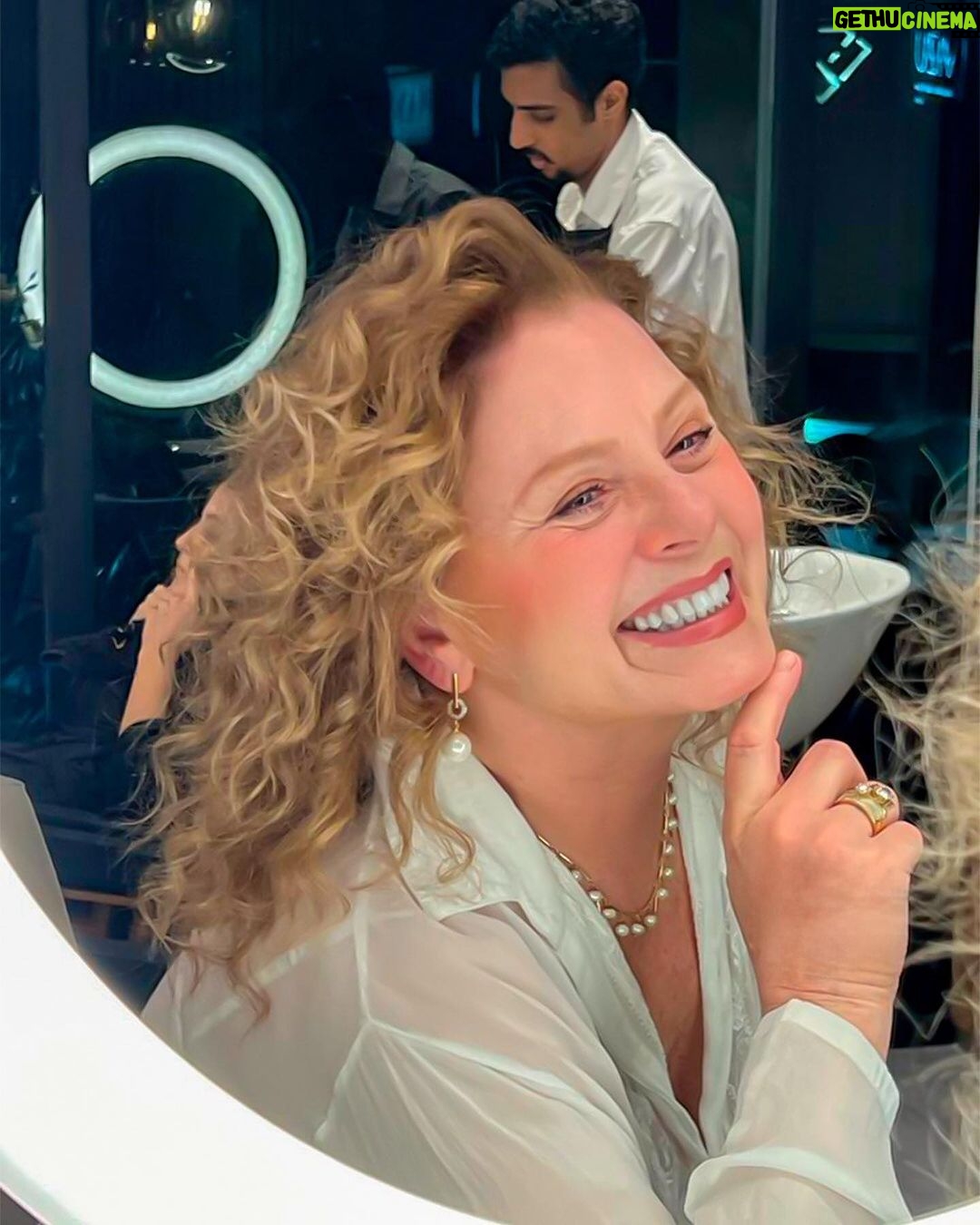 Vera Fischer Instagram - . Amores 🤍✨ Gostaram dos meus cabelos cacheadinhos? 🤗Heheheh Invenção do meu querido @costatto Beijos e um lindo domingo ⭐️🕊️⭐️🕊️⭐️🕊️⭐️🕊️ Sua Vera