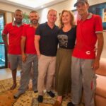 Vera Fischer Instagram - . Pessoal ❤️ Recebi a visita legal do Guilherme e dos meninos da equipe do @guardamoveiscopacabana , que fizeram a minha mudança 💪🏽🚚🚛🪜🛠️🧰🪤e agora vieram ver como ficou a casa depois de tudo arrumado. 🍃💐🍃Ganhei flores e um abraço de cada um deles. ❤️ Muito obrigada pelo ótimo trabalho e pela gentileza 🙏🏽 Um sábado cheio de alegria pra vcs 🤗Sua sempre Vera