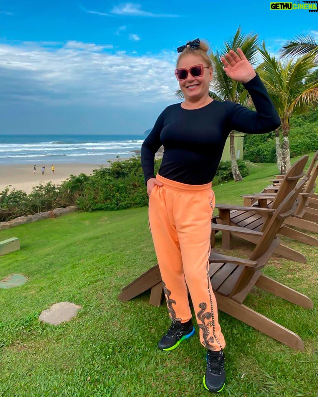 Vera Fischer Instagram - . Amores meus π΄ Quem aΓ adivinha onde eu estou? π³π΄πβοΈπͺΈ Quem souber ganha um beijo na bochecha hummm sabor ππππππQual preferem? Podem mandar que respondo ok galera β₯οΈ Uma alegre e colorida quarta-feira pra todos π₯° Sua Veroca
