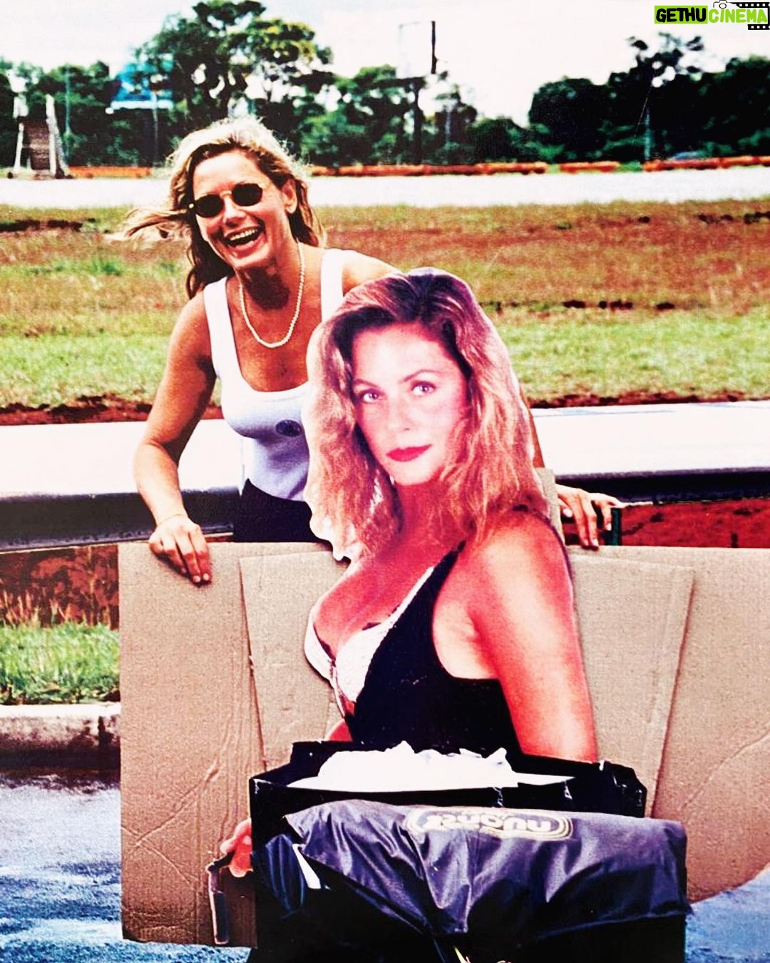 Vera Fischer Instagram - ✈️ Viajando pelo Brasil para divulgação do Filme 🎥 Navalha na Carne 🔪 de #pliniomarcos 💔Eu e Neusa Sueli heheh Anos 90 . #TBTDAVERAFISCHER #navalhanacarne