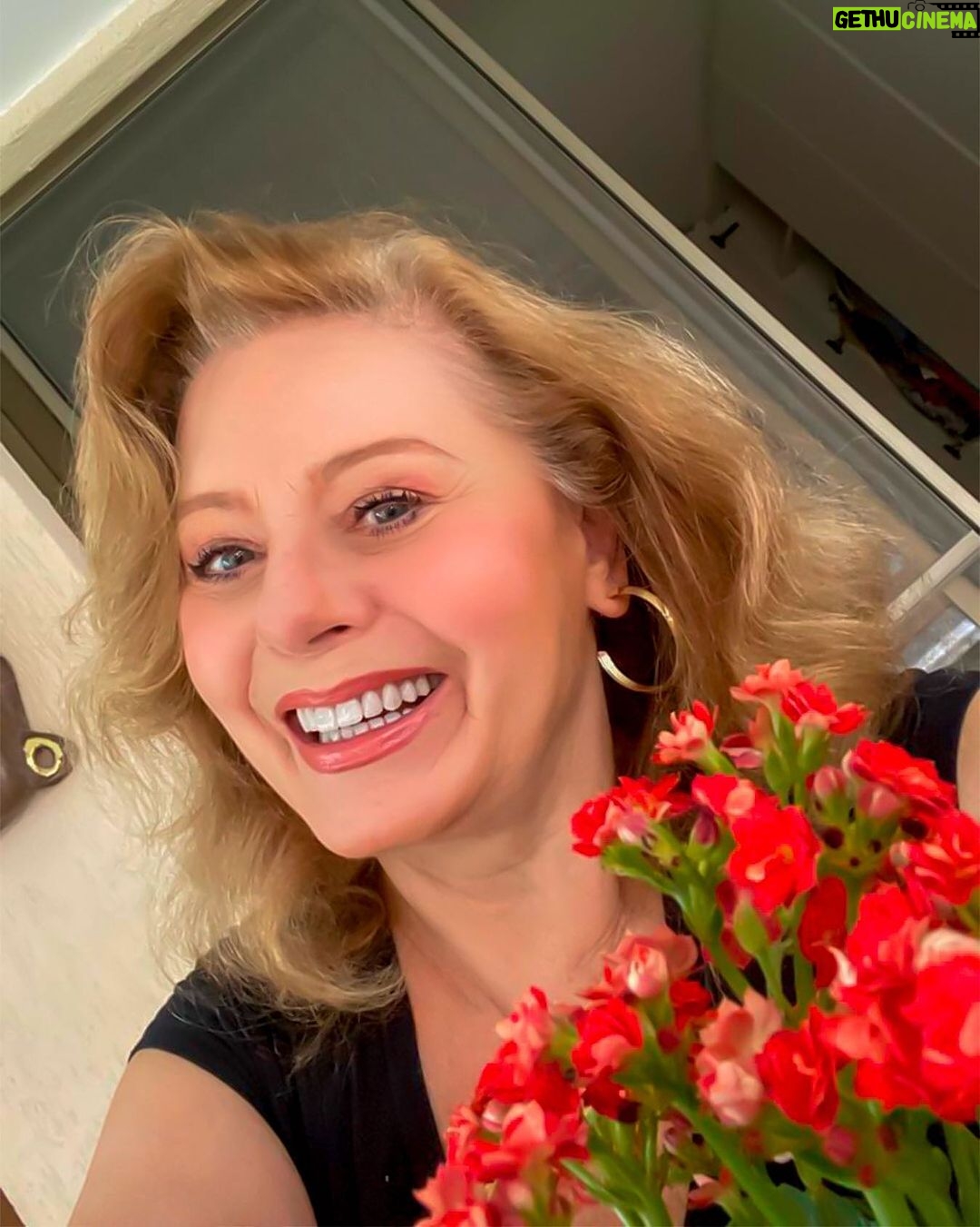 Vera Fischer Instagram - . Amados 🌺🍃 Poesia, sempre a poesia … O mar é meu 🌊 O sol é meu ☀️ A terra é minha 🪴 E sinto-me feliz por nada, por tudo . Clarice Lispector ✍️ VIDAS Um sábado abençoado pra todos nós 🙌 Sua, todos os dias 🌺🍃 Vera