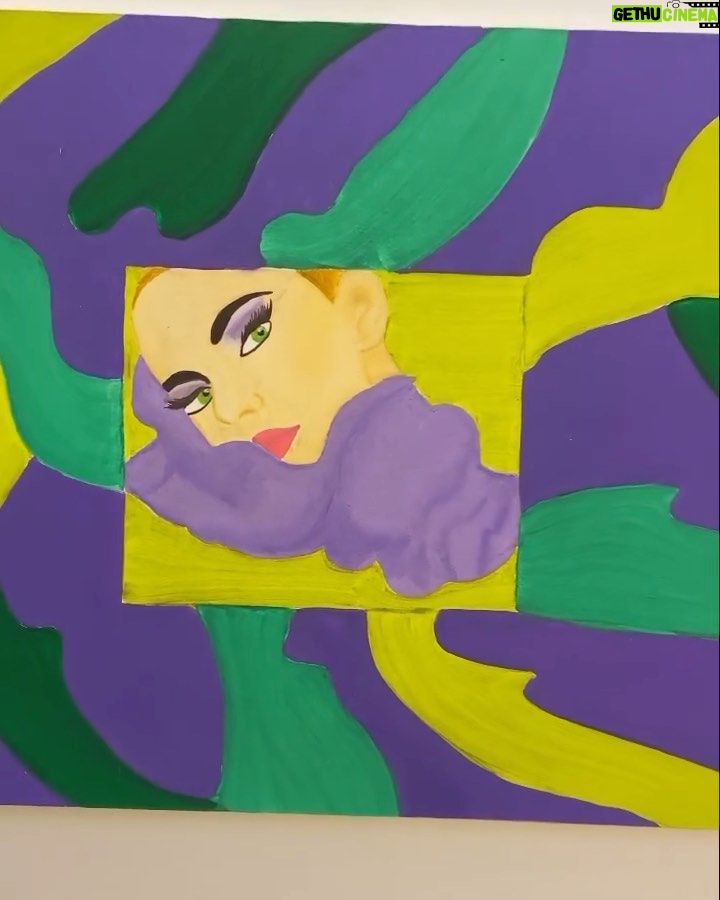Vera Fischer Instagram - 🟥🟧🟨🟩🟦🟪⬛⬜🟫 Mulher ao Quadrado é uma coleção de quadros em que eu retrato minhas Mulheres. Essas mulheres, múltiplas, elevadas à sua potência, multiplicadas sucessivamente por si mesmas, são, ao mesmo tempo, vítimas enquadradas em parâmetros sociais historicamente machistas. 👩👩🏼🎨👩🏽🦱👩🏽⚖️👱🏽♀️👩🦲🧔🏻♀️👵🏼👩🏻💼👩🏼🎤👩🏽✈️👩🏿💻🦸🏻♀️🦹🏼♀️🧕🏼👩🚀👩🏽🦰👩🍳 Tomada por esses sentimentos, eu produzi, entre os anos de 2006 e 2007, uma coleção de quase 200 pinturas. 🎨 Eu escolhi com muito carinho uma tela chamada Glamour 💅 para ser leiloada e ter a renda revertida para o @retirodosartistas.org.br 🏡 . A arte, em todas as suas manifestações, mora lá. 🎬🎤🤹♂️🪭📙🖍️Tenho muito orgulho de fazer parte do coletivo de artistas que entregaram um pouco de sua arte para manutenção de um lugar tão importante. A @aartenafonte não tem lance inicial.🔨 Todos estão valendo! ⏳ O link está na bio Para quem quiser ver de perto as obras na exposição, ela fica aberta de Segunda a Sábado, das 10h as 21h no @voguesquareoficial. ❤️🔥 ARTISTAS ENGAJADOS: ALANIS GUILLEN @alanissguilen BARBARA PAZ @barbararaquelpaz CAROLINA KASTING @carolinalasting_art CLAUDIA TERUZ @teruz DORA PELLEGRINO @dorapellegrinoatriz GABRIELA CARDOSO @gabrielacardosogomes IZABEL JAGUARIBE @izabeljaguar LIA BERBERT @liaberbert LOUISE D’TUANI @louisedtuani PAULA KLIEN @paulaklien RITA SINARA @ritasinara VERA FISCHER @verafisheroficial ALLAN SOUZA LIMA @allansouzalima ALOYSIO ZUALAR @retirodosartistas.org.br CAIO SÓH @caiosoh CHICO DIAZ @chicodiaz_art CLAUDIO GABRIEL @arte_clauidogabriel EMÍLIO DANTAS @emiliodantas JORGE BISPO @jorgebispo PEDRO HENRIQUE MOUTINHO @pedromoutinho MARCIO REGALEIRA @marcioregaleira RAFAEL MEGGETTO @rafameggetto