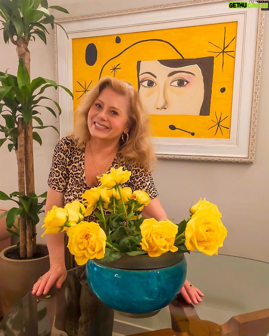 Vera Fischer Instagram - . 🌼Amores 🌼 Que o domingo seja calmo, abençoado e cheio de amarelo 💛💫🌙☀️💛💫💛 Muita saúde, prosperidade, alegria e ouro Axé ♾️ Carinho imenso da sua 🔆 Vera 🔆