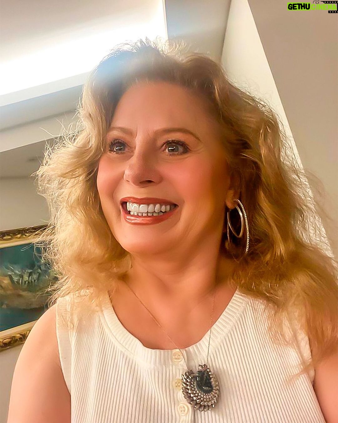 Vera Fischer Instagram - . Amores 🤍 Que o seu domingo seja lindo 🤍 💫💫💫💫💫💫💫 Muita paz 🕊️ Sua Vera