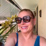 Vera Fischer Instagram - . 🔥🔥🔥Meus Amores🔥🔥🔥 Eu amo o sol ☀️mas... tá muuuuito calor viu? Cuidem-se! Bebam muita agua🫗 usem protetor solar🧴e fiquem em lugares frescos⛲🚿⛱️ Da sua Vera Frita