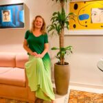 Vera Fischer Instagram - . Sextando 🍏🪴🍏🪴🍏🪴🍏🪴🍏🪴 Bem tranquila, em casa, cuidando das minhas plantinhas e dos meus gatinhos 🐈🍀🐈‍⬛🍀 Fiquem bem e curtam o fim de semana 🙌🏻🙌🏽 Abraços e beijos da sua 😘Vera