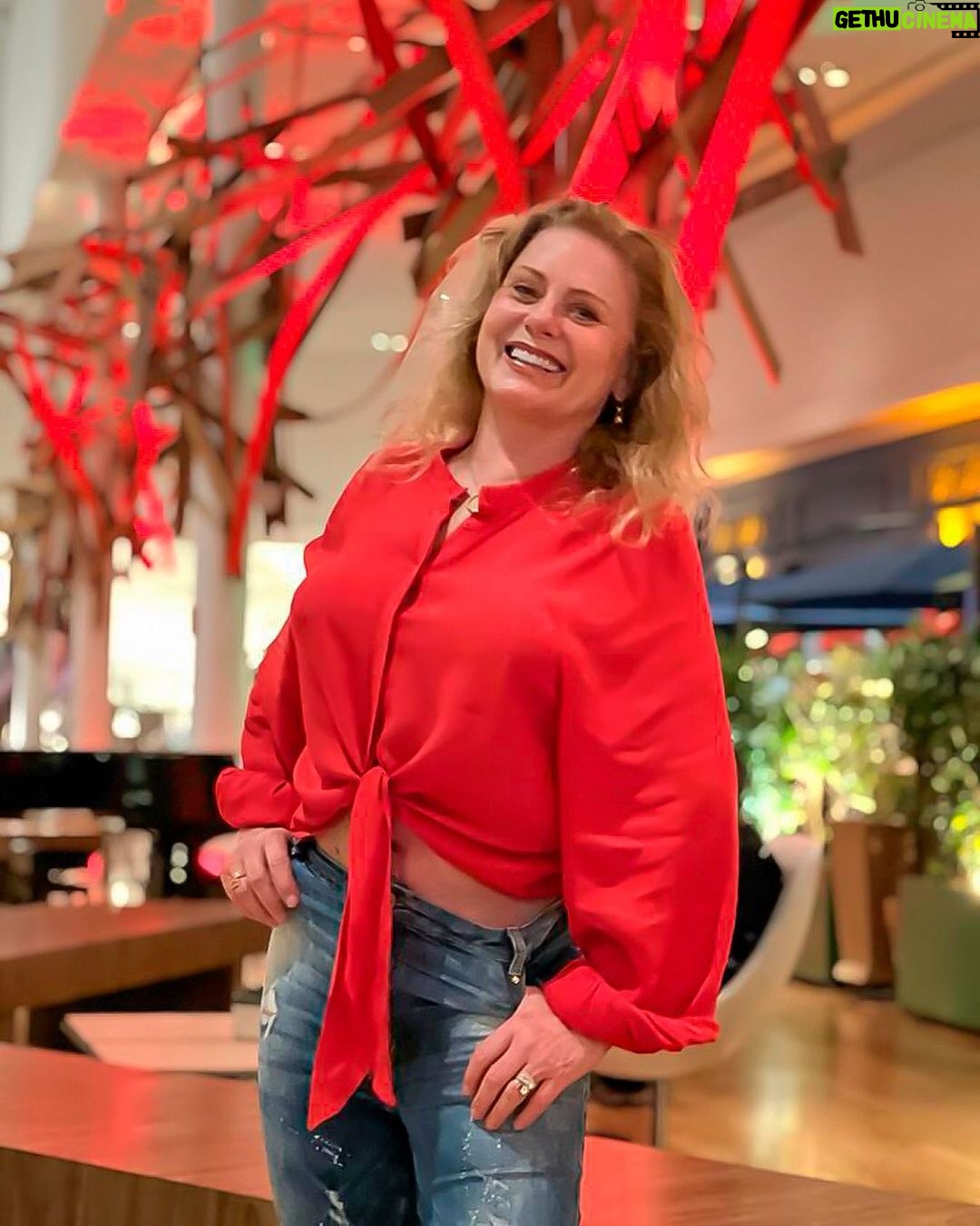 Vera Fischer Instagram - . Segundou com Paixão ♥️Vermelho 🌹Red 🍷Rouge 🔴 Rot 🍒 Rosso 🌶️ Rojo Um lindo início de semana pra todos nós com muchos Besitos 💋 Dessa sua vermelhinha 🍎Vera