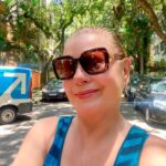 Vera Fischer Instagram - . 💙Amores 🩵 Há um ditado na Coréia: “Demorada deliberação costuma levar a uma terrível decisão“. Se você pensa e se preocupa demais antes de fazer alguma coisa ,”seu barco vai para a montanha em vez de ir para o oceano“. Agora e depois é preciso confiar na sua intuição e continuar na direção que sente ser apropriada. ✍️Haemin Sunim 💭🛶🏔️🌬️🌊🌤️ Amor Pelas Coisas Imperfeitas 🩵Um sábado maravilhoso pra todos nós 💙 Beijos da sua Vera