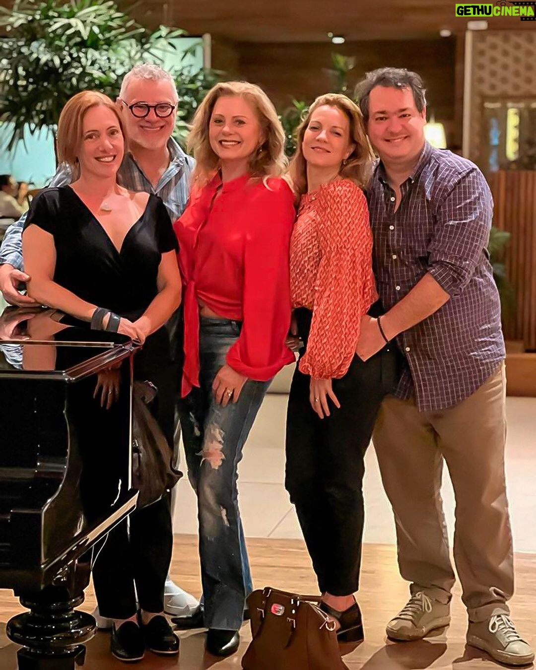 Vera Fischer Instagram - . Queridos ❤️ What a Night!!! @belkutner @martaparet @tadeuaguiaroficial e @eduardo_bakr 💥🍷😘🌺✨🌆 Papo bom, hein?! Hummmmmm Beijosssss Dessa sua Vera ❣️