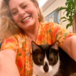 Vera Fischer Instagram - . 🧡🎄🧡🎄🧡🎄🧡🎄 Meus queridos A noite de Natal foi bonita demais 🙌 cheia de amor, de alegria e ternura. 🐈🌠🐈‍⬛💫🥂🎁 Feliz Natal ! 😘 Sua Vera