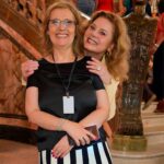 Vera Fischer Instagram - . Ahh meus amores, que lindo foi o meu final de semana! 💛🎵🩰🎹🎻🎭⭐️🧕🎼⚔️🌠🪈💛. Fui ao Theatro Municipal assistir o ballet O Corsário, a convite da querida @claudiatisato 🤗 e claro, levei minha família teatral. É a primeira vez que o @theatromunicipalrj apresenta na íntegra um dos clássicos mais remontados do mundo 🌍 A música 🎶é de Adolphe Adam, Cesare Pugni, Léo Delibes e Riccardo Drigo. E o libreto é de Vernoy de Saint-Georges e Joseph Mazillier , inspirado em um poema de Lord Byron ✍️ Com o Corpo de Baile 🩰e a Orquestra do Municipal 🎻🎼 o espetáculo foi um dos mais fantásticos e exóticos que tive a oportunidade de ver. Um bálsamo para os olhos e ouvidos. Parabéns a todos os envolvidos 👏👏👏👏 Muito obrigada por essa noite deliciosa e especial. 🙌🏼 Viva a Arte 🙌🏼 Teatro Municipal Do Rio De Janeiro