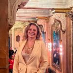 Vera Fischer Instagram - . Ahh meus amores, que lindo foi o meu final de semana! 💛🎵🩰🎹🎻🎭⭐️🧕🎼⚔️🌠🪈💛. Fui ao Theatro Municipal assistir o ballet O Corsário, a convite da querida @claudiatisato 🤗 e claro, levei minha família teatral. É a primeira vez que o @theatromunicipalrj apresenta na íntegra um dos clássicos mais remontados do mundo 🌍 A música 🎶é de Adolphe Adam, Cesare Pugni, Léo Delibes e Riccardo Drigo. E o libreto é de Vernoy de Saint-Georges e Joseph Mazillier , inspirado em um poema de Lord Byron ✍️ Com o Corpo de Baile 🩰e a Orquestra do Municipal 🎻🎼 o espetáculo foi um dos mais fantásticos e exóticos que tive a oportunidade de ver. Um bálsamo para os olhos e ouvidos. Parabéns a todos os envolvidos 👏👏👏👏 Muito obrigada por essa noite deliciosa e especial. 🙌🏼 Viva a Arte 🙌🏼 Teatro Municipal Do Rio De Janeiro