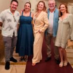 Vera Fischer Instagram - . Ahh meus amores, que lindo foi o meu final de semana! 💛🎵🩰🎹🎻🎭⭐️🧕🎼⚔️🌠🪈💛. Fui ao Theatro Municipal assistir o ballet O Corsário, a convite da querida @claudiatisato 🤗 e claro, levei minha família teatral. É a primeira vez que o @theatromunicipalrj apresenta na íntegra um dos clássicos mais remontados do mundo 🌍 A música 🎶é de Adolphe Adam, Cesare Pugni, Léo Delibes e Riccardo Drigo. E o libreto é de Vernoy de Saint-Georges e Joseph Mazillier , inspirado em um poema de Lord Byron ✍️ Com o Corpo de Baile 🩰e a Orquestra do Municipal 🎻🎼 o espetáculo foi um dos mais fantásticos e exóticos que tive a oportunidade de ver. Um bálsamo para os olhos e ouvidos. Parabéns a todos os envolvidos 👏👏👏👏 Muito obrigada por essa noite deliciosa e especial. 🙌🏼 Viva a Arte 🙌🏼 Teatro Municipal Do Rio De Janeiro