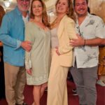 Vera Fischer Instagram - . Ahh meus amores, que lindo foi o meu final de semana! 💛🎵🩰🎹🎻🎭⭐️🧕🎼⚔️🌠🪈💛. Fui ao Theatro Municipal assistir o ballet O Corsário, a convite da querida @claudiatisato 🤗 e claro, levei minha família teatral. É a primeira vez que o @theatromunicipalrj apresenta na íntegra um dos clássicos mais remontados do mundo 🌍 A música 🎶é de Adolphe Adam, Cesare Pugni, Léo Delibes e Riccardo Drigo. E o libreto é de Vernoy de Saint-Georges e Joseph Mazillier , inspirado em um poema de Lord Byron ✍️ Com o Corpo de Baile 🩰e a Orquestra do Municipal 🎻🎼 o espetáculo foi um dos mais fantásticos e exóticos que tive a oportunidade de ver. Um bálsamo para os olhos e ouvidos. Parabéns a todos os envolvidos 👏👏👏👏 Muito obrigada por essa noite deliciosa e especial. 🙌🏼 Viva a Arte 🙌🏼 Teatro Municipal Do Rio De Janeiro