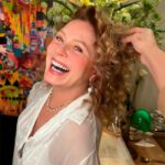 Vera Fischer Instagram - . Amores 🤍✨ Gostaram dos meus cabelos cacheadinhos? 🤗Heheheh Invenção do meu querido @costatto Beijos e um lindo domingo ⭐️🕊️⭐️🕊️⭐️🕊️⭐️🕊️ Sua Vera