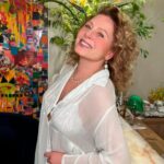 Vera Fischer Instagram - . Amores 🤍✨ Gostaram dos meus cabelos cacheadinhos? 🤗Heheheh Invenção do meu querido @costatto Beijos e um lindo domingo ⭐️🕊️⭐️🕊️⭐️🕊️⭐️🕊️ Sua Vera