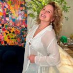Vera Fischer Instagram - . Amores 🤍✨ Gostaram dos meus cabelos cacheadinhos? 🤗Heheheh Invenção do meu querido @costatto Beijos e um lindo domingo ⭐️🕊️⭐️🕊️⭐️🕊️⭐️🕊️ Sua Vera