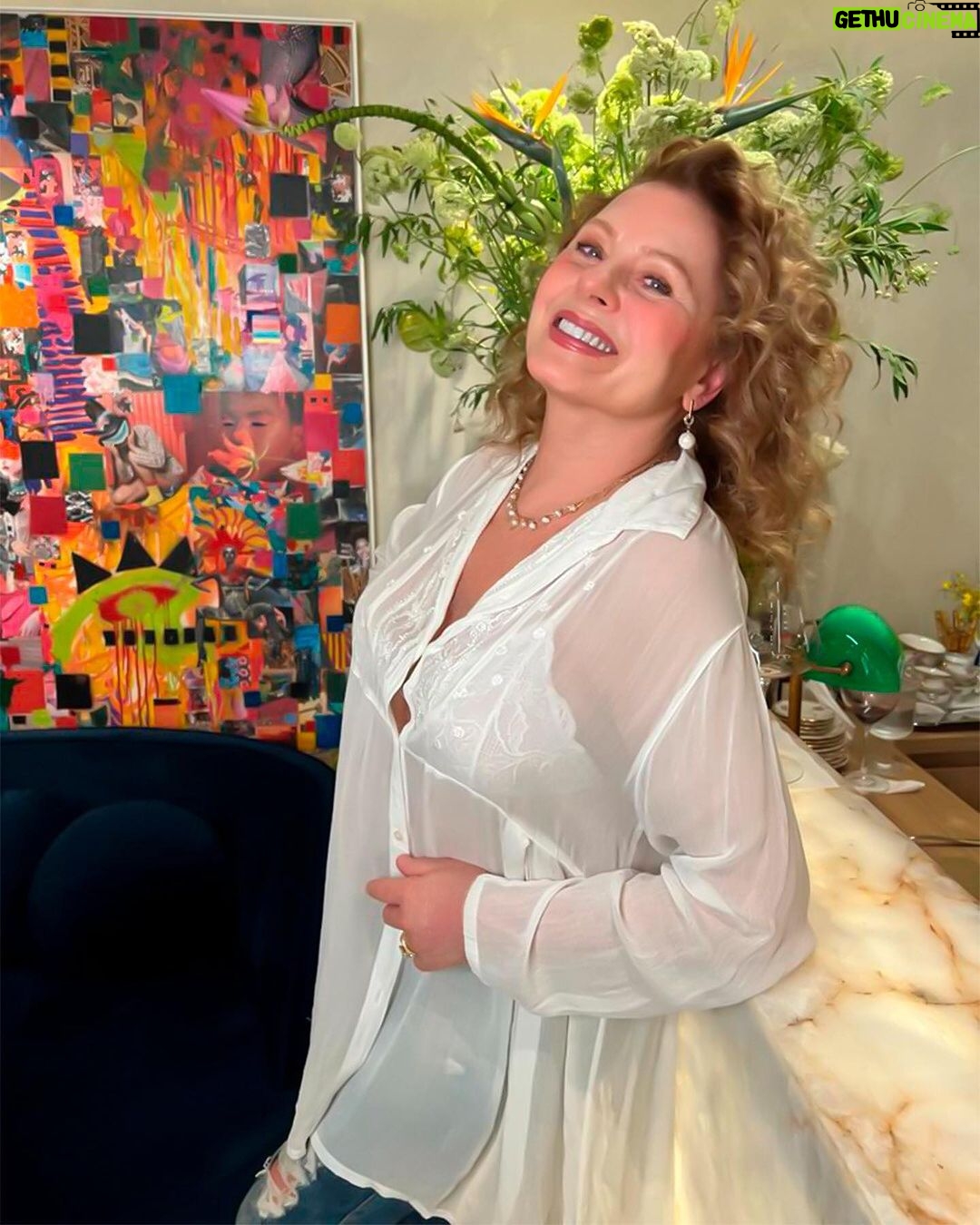 Vera Fischer Instagram - . Amores 🤍✨ Gostaram dos meus cabelos cacheadinhos? 🤗Heheheh Invenção do meu querido @costatto Beijos e um lindo domingo ⭐️🕊️⭐️🕊️⭐️🕊️⭐️🕊️ Sua Vera