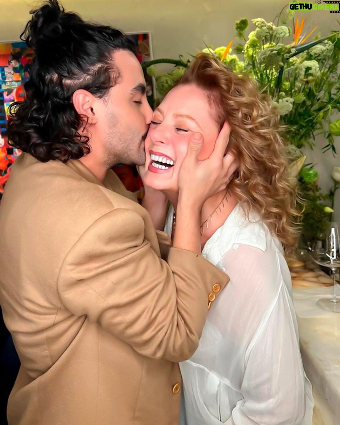 Vera Fischer Instagram - . Amores 🤍✨ Gostaram dos meus cabelos cacheadinhos? 🤗Heheheh Invenção do meu querido @costatto Beijos e um lindo domingo ⭐️🕊️⭐️🕊️⭐️🕊️⭐️🕊️ Sua Vera
