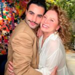 Vera Fischer Instagram - . Amores 🤍✨ Gostaram dos meus cabelos cacheadinhos? 🤗Heheheh Invenção do meu querido @costatto Beijos e um lindo domingo ⭐️🕊️⭐️🕊️⭐️🕊️⭐️🕊️ Sua Vera