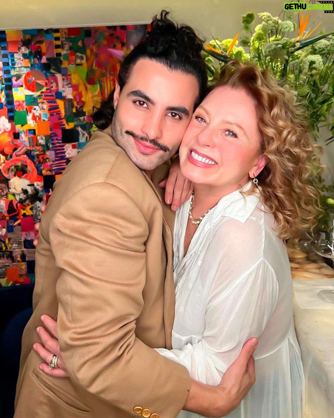 Vera Fischer Instagram - . Amores 🤍✨ Gostaram dos meus cabelos cacheadinhos? 🤗Heheheh Invenção do meu querido @costatto Beijos e um lindo domingo ⭐️🕊️⭐️🕊️⭐️🕊️⭐️🕊️ Sua Vera
