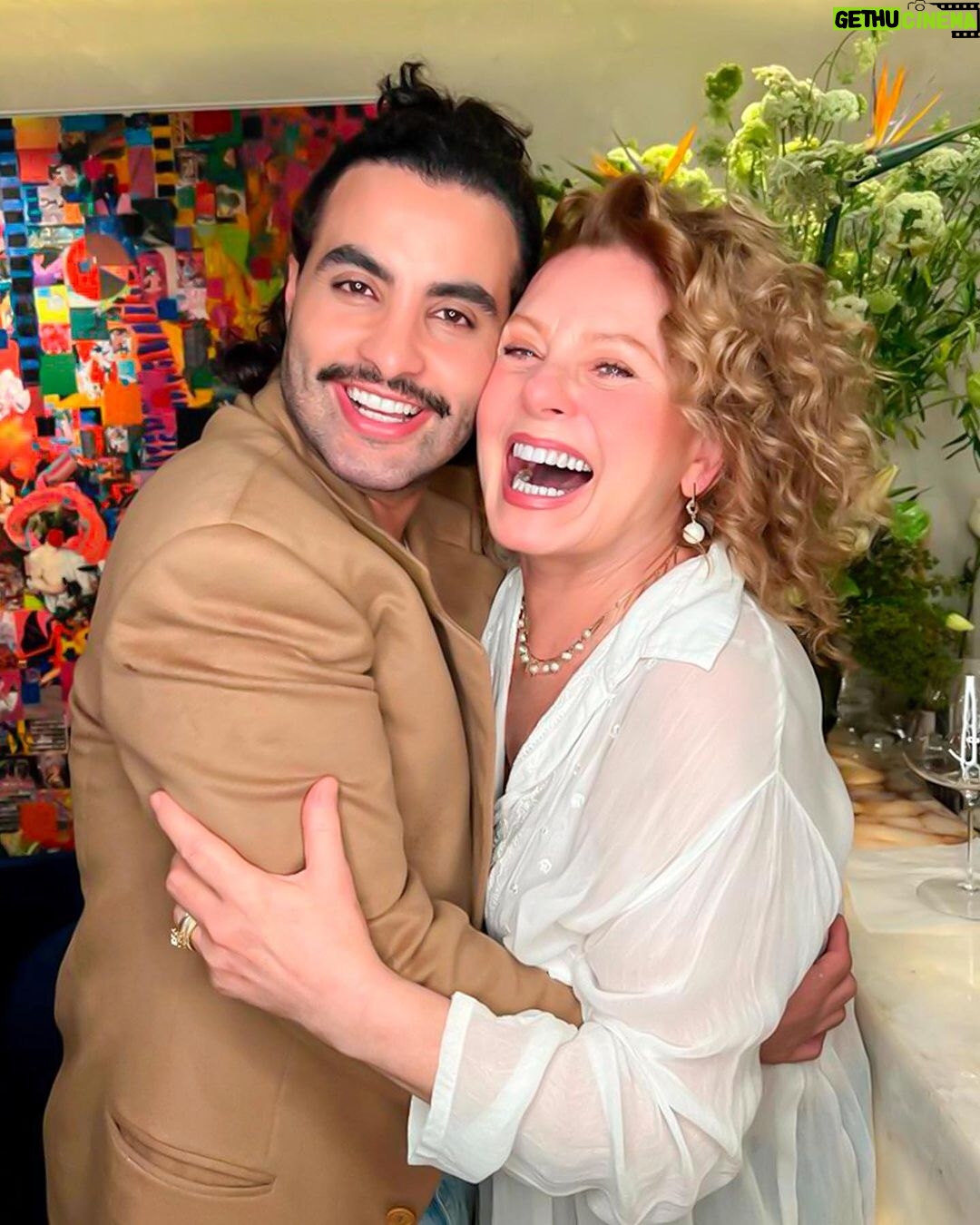 Vera Fischer Instagram - . Amores 🤍✨ Gostaram dos meus cabelos cacheadinhos? 🤗Heheheh Invenção do meu querido @costatto Beijos e um lindo domingo ⭐️🕊️⭐️🕊️⭐️🕊️⭐️🕊️ Sua Vera