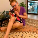 Vera Fischer Instagram - . 💓Aisha 💓 Amor Total 💞 Já já vai ficar boa e tirar a roupinha da castração 🙏 Mam’s tá cuidando mto bem dela 🫶 🐈‍⬛ Na verdade, matando de amor! 🌸 Boa sexta-feira meus queridos Sua quem? 🌷Vera