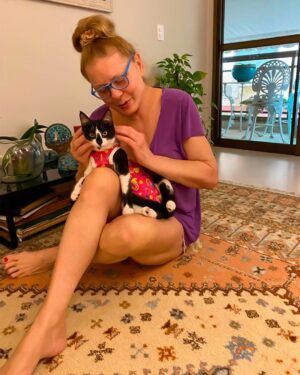 Vera Fischer Instagram - .
💓Aisha 💓
Amor Total 💞
Já já vai ficar boa e tirar a roupinha da castração 🙏
Mam’s tá cuidando mto bem dela 🫶
🐈‍⬛ Na verdade, matando de amor! 🌸
Boa sexta-feira meus queridos 
Sua quem? 
🌷Vera