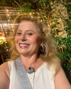 Vera Fischer Instagram - .
Pessoal 
🤍🍷🌿🍃🐟🩶
A amizade nos faz melhores, mais bonitos e amorosos.
Que essa semana que se inicia fortaleça isso cada vez mais 🫶🏻 
Abraço caloroso dessa sua sempre 
🫂 Vera