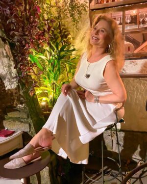 Vera Fischer Instagram - .
Pessoal 
🤍🍷🌿🍃🐟🩶
A amizade nos faz melhores, mais bonitos e amorosos.
Que essa semana que se inicia fortaleça isso cada vez mais 🫶🏻 
Abraço caloroso dessa sua sempre 
🫂 Vera