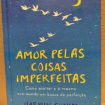 Vera Fischer Instagram - . 💙Amores 🩵 Há um ditado na Coréia: “Demorada deliberação costuma levar a uma terrível decisão“. Se você pensa e se preocupa demais antes de fazer alguma coisa ,”seu barco vai para a montanha em vez de ir para o oceano“. Agora e depois é preciso confiar na sua intuição e continuar na direção que sente ser apropriada. ✍️Haemin Sunim 💭🛶🏔️🌬️🌊🌤️ Amor Pelas Coisas Imperfeitas 🩵Um sábado maravilhoso pra todos nós 💙 Beijos da sua Vera