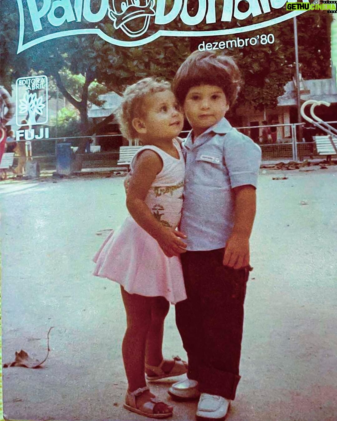 Vera Fischer Instagram - . Rafaelinha 💓 1 ano e 9 meses —🌸 No sítio em Xerem, com seu irmão #rodrigomehler 🙏🏻 e com um amiguinho chamado Manuel… e com a mam’s 🥰🥰 1980